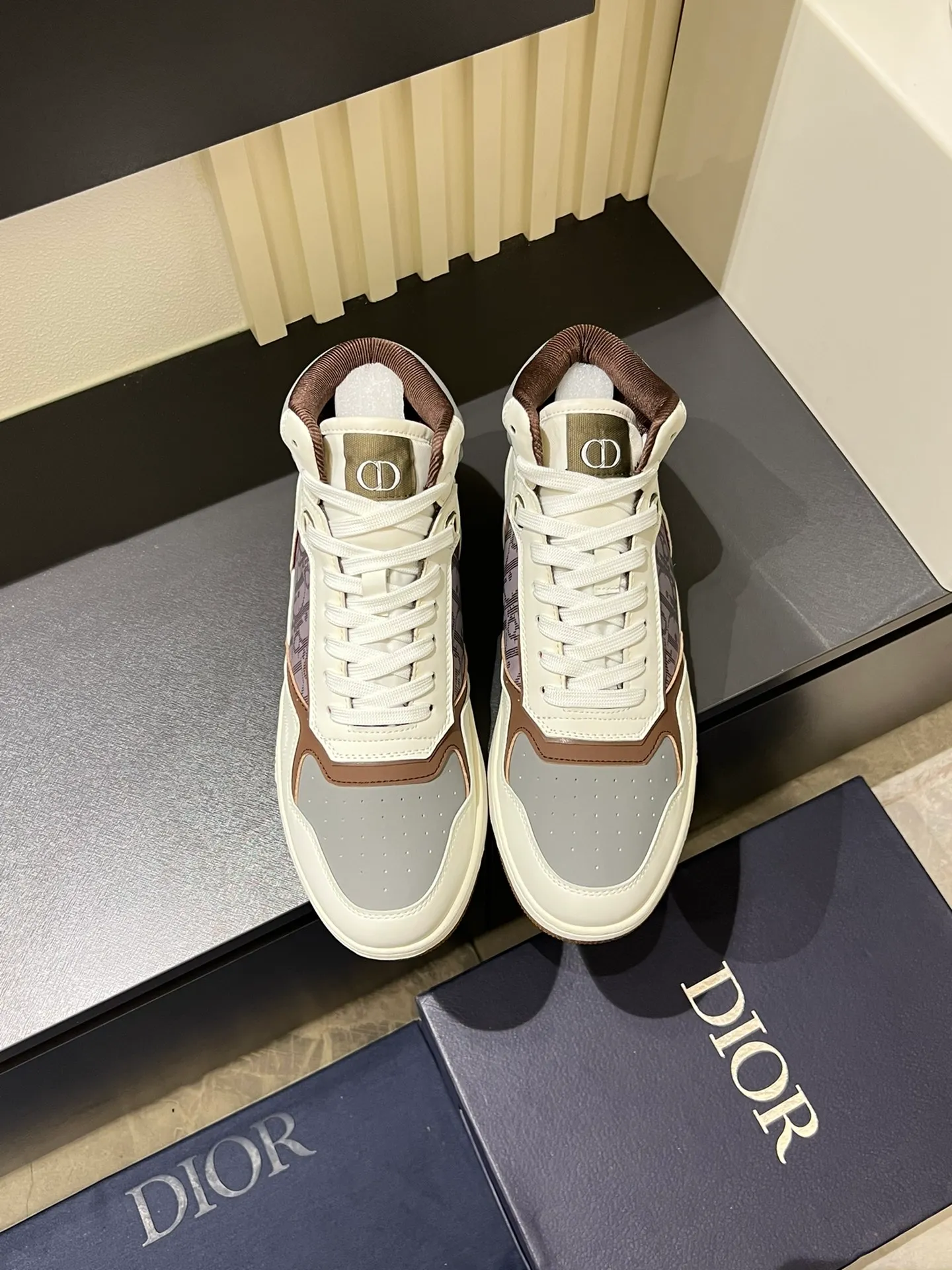 Men's shoes 💰p460 "Dio*" mid-top B27 casual sneakers. This B27 high-top sneaker is a new product in the series and continues Di*r's classic style. Crafted from gray and white smooth calf leather with beige and black Oblique print panels on the sides. The "CD Icon" shaped shoelace eyelets are clever and delicate, and the two-color rubber sole, rear collar and heel are all equipped with the brand's iconic details to enhance the style. Oblique printed straps at the ankle allow for an adjustable fit to complement the overall design. Fashionable and versatile, it can complement any look. Create an exquisite design with unique dynamic vitality and modern atmosphere, presented in low-top and high-top styles. This new must-have shoe adds a new dimension to Dior's archive heritage, embodying modern elegance. Purchase the original version and make it 1:1. If you need top quality, please come to me! Male 38-44!